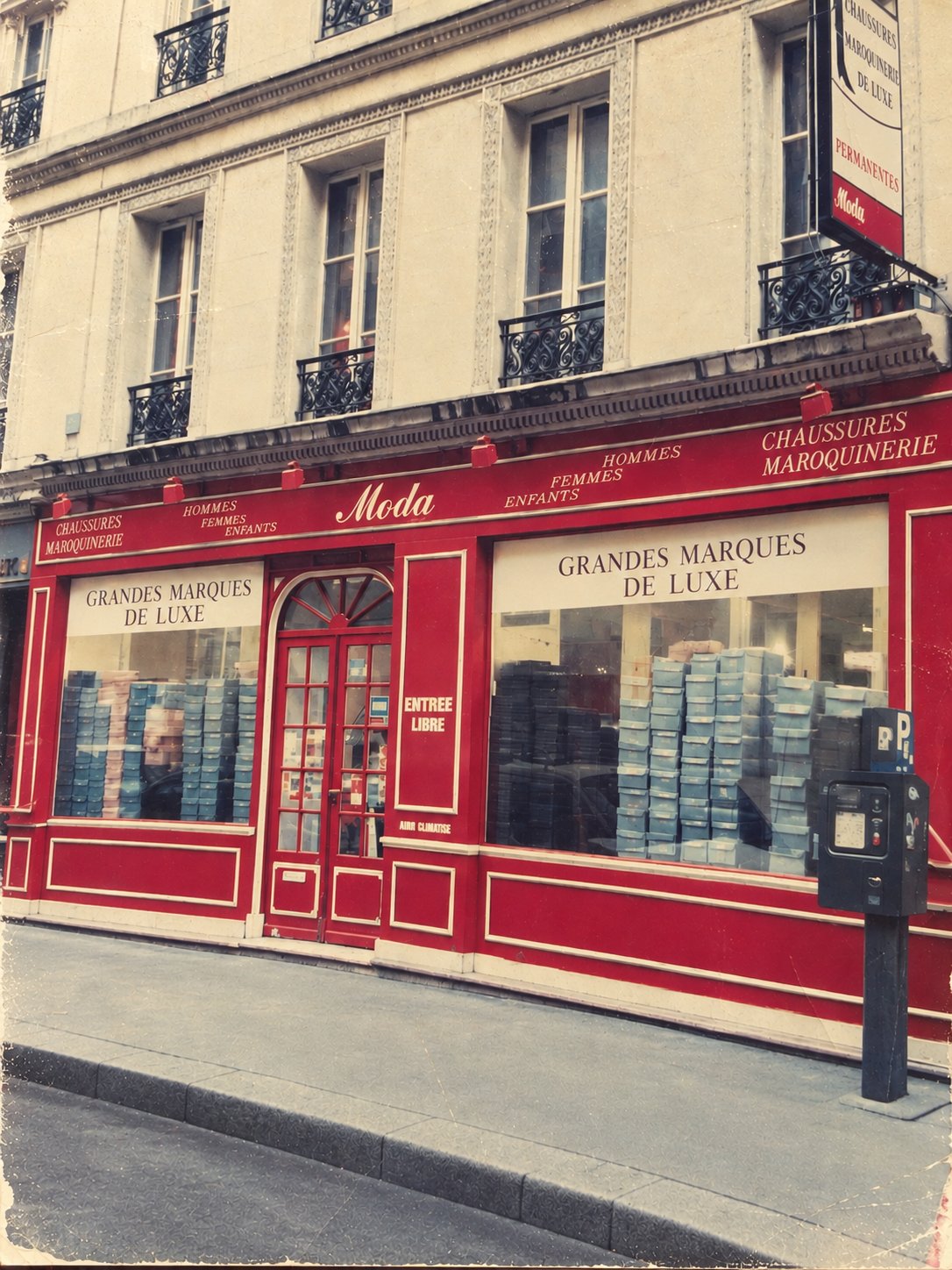 Facciata rossa della boutique Moda al 79 rue de la Victoire a Parigi negli anni '90