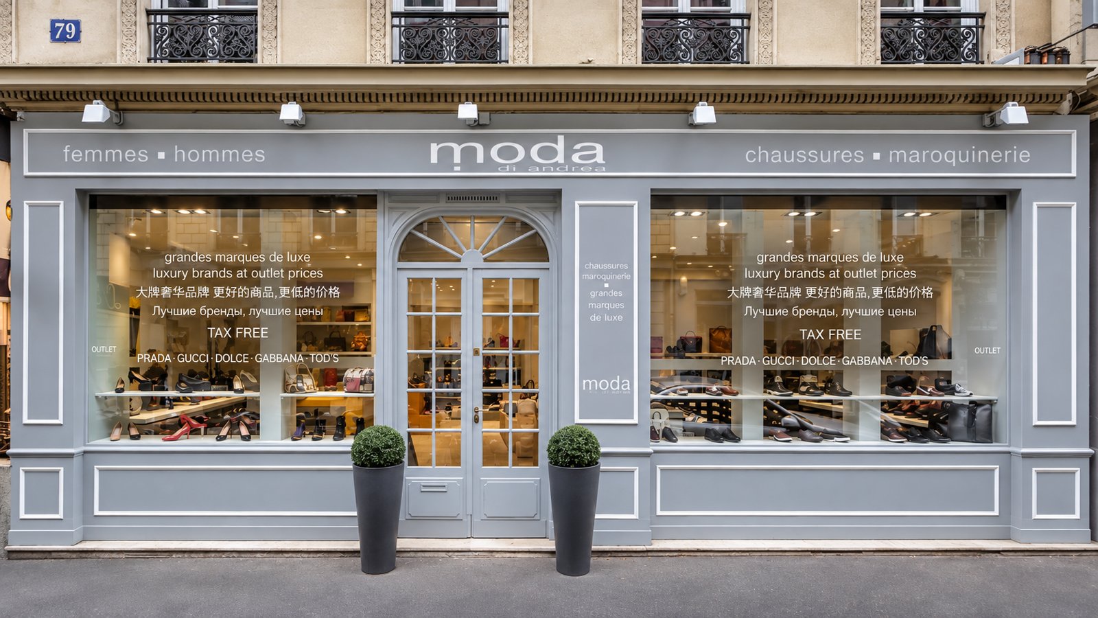 Facciata grigia della boutique Moda di Andrea al 79 rue de la Victoire a Parigi negli anni 2010